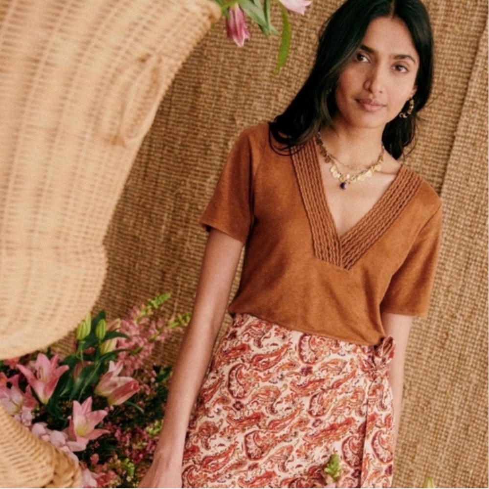 Sézane Miranda Linen V-Neck T-Shirt in Coffee - Size S